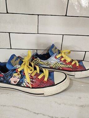 Converse DC Comics Chuck Taylor Low Top Wonder Woman unisex Men 4 Women 6 Fun.